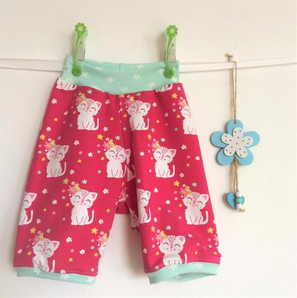 Sommerhose mit niedlichem Katzen Motiv